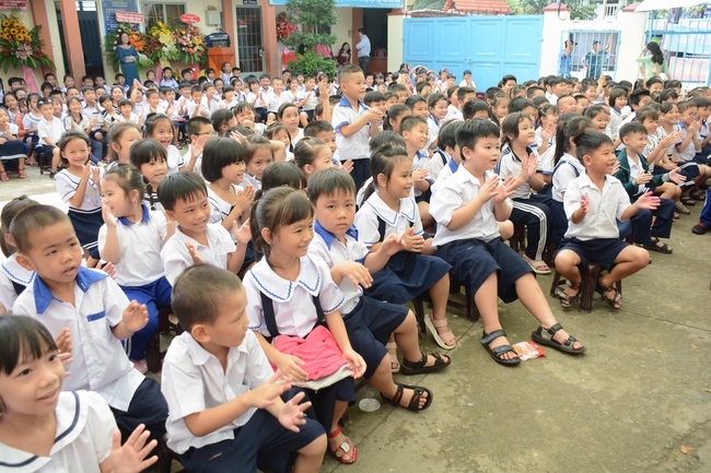 Giving gift portions to pupils on the occasion of Mid-Autumn Festival